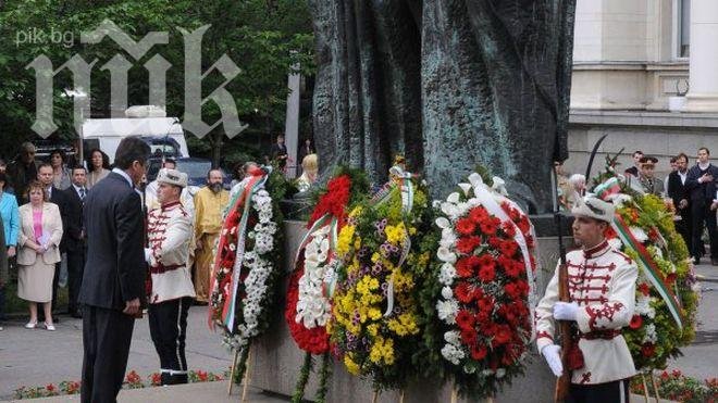 Отслужиха тържествен водосвет за 24 май пред паметника на светите братя Кирил и Методий