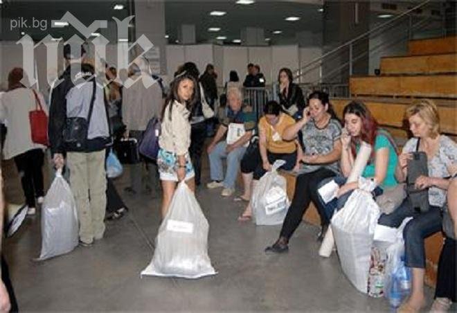 Екшън и хаос в панаира! Жена нападнала полицай с химикалка в 16 РИК