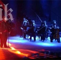 Томас празнува с родата победата в 