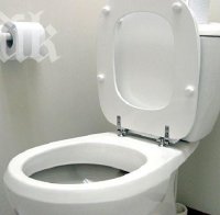 Жена роди в тоалетна в Русе! Остави бебето си да умре там