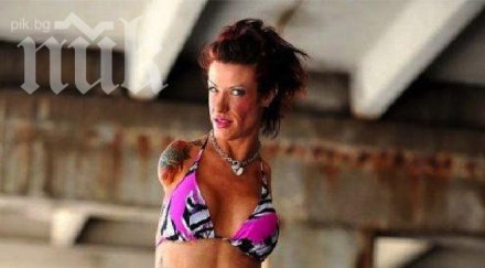 удивително жена без ръце гримира краката професионалист