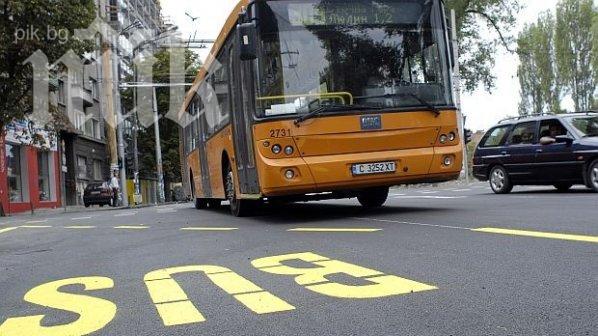 Защо автобусите не спират до тротоара