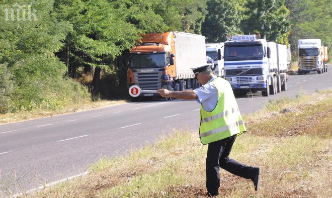 Катастрофа е станала между ТИР и микробус на пътя София – Варна