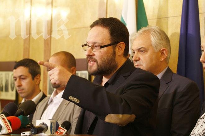 Извънредно! „Атака“ заяви, че ще крепи властта, понеже „мутрата Борисов си слагал капута Бареков“ (обновена)