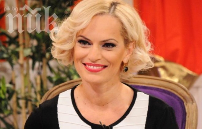 Ива Екимова глобена заради селфи с бюлетина