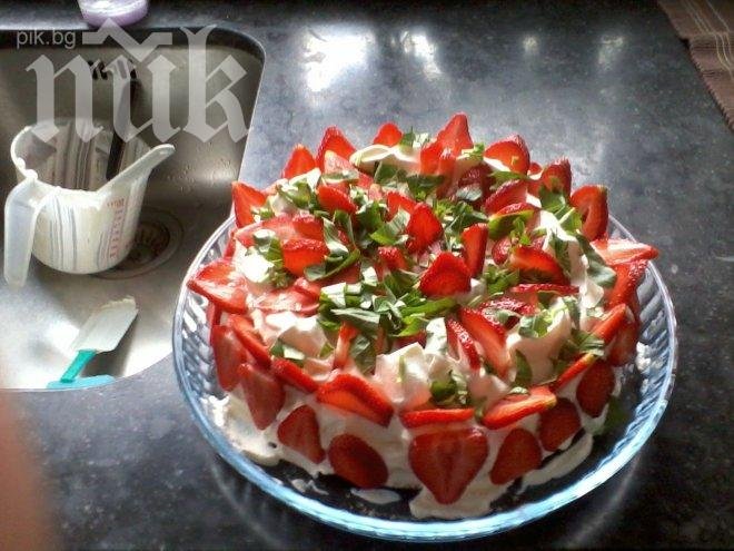 Торта „Павлова” с червени плодове