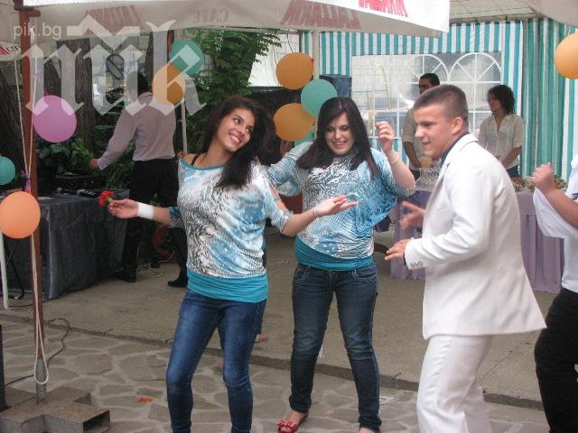 Данъчните погнаха абитуриентските балове