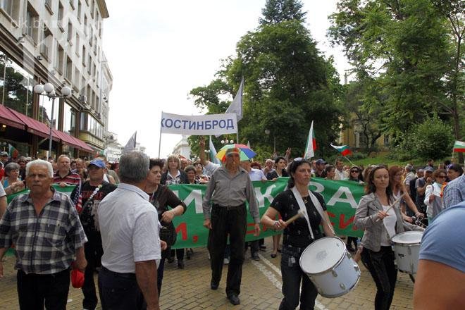 200 души на протест срещу правителството, сред тях и привърженици на ГЕРБ (снимки)