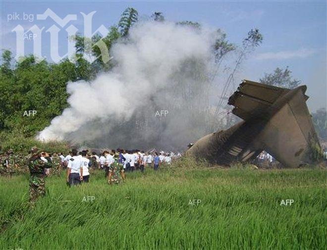 Петима загинаха в самолетна катастрофа