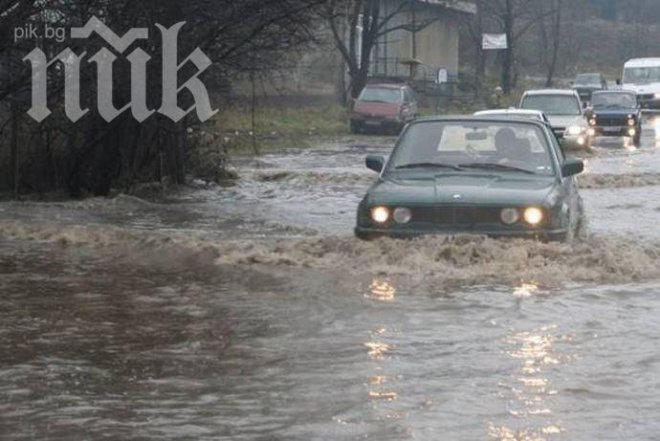 Силният дъжд в София предизвика задръствания