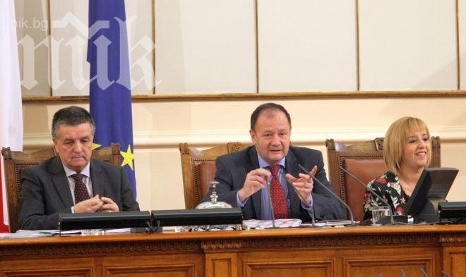 Ръководството на парламента в ступор! Ще има ли вот на недоверие срещу Орешарски?