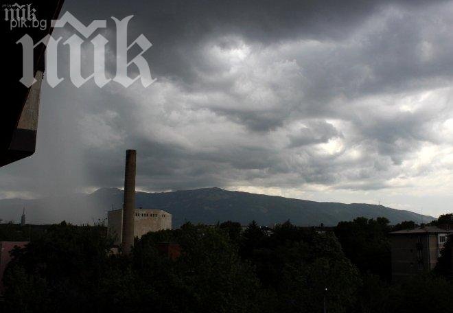 Жесток порой удави София! Гръмотевична буря спря Интернет и кабелната телевизия!