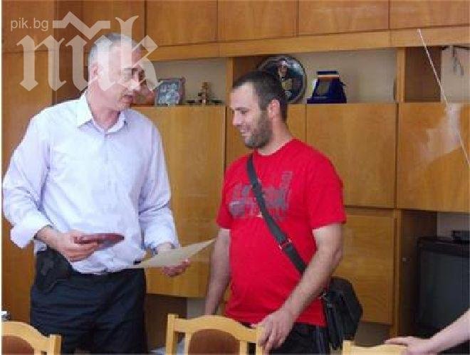 Наградиха млад мъж, спасил дете от удавяне