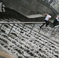 След адския порой в София: Наводнени улици и подлези, ударен от мълния светофар,  огромни задръствания!
