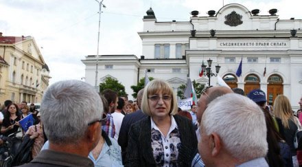 цецка цачева спретна купон парламента черпи шампанско снима фенове снимки