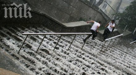 адския порой софия наводнени улици подлези ударен мълния светофар огромни задръствания