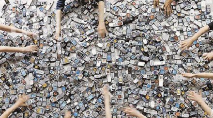 безумие двама мъже загубиха живота изваждане телефон тоалетна