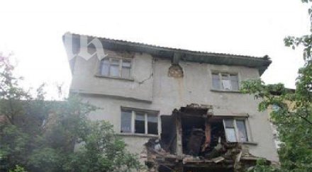 напукана земетресенията къща смолян погреба цяло семейство снимки