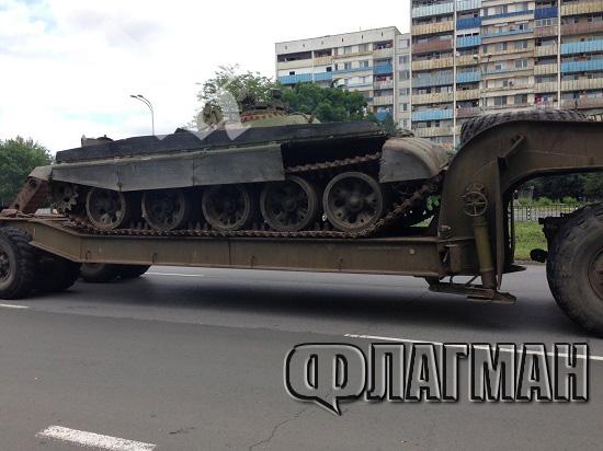 Мистериозен танк мина през Бургас (снимки)