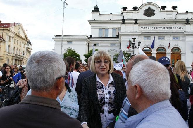 Цецка Цачева спретна купон пред парламента - черпи с шампанско и се снима с фенове (снимки)
