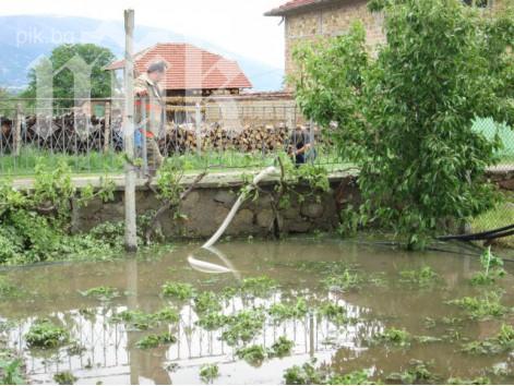 Пороят в Каравелово удави попа, реколтата и кметството (снимки)