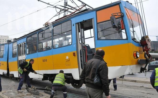 Трамвай дерайлира заради потопа в София