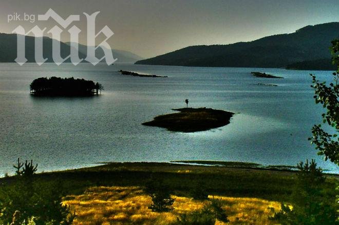 Воден ад край Търговище! Язовир заля село, хората бедстват, отцепени от света