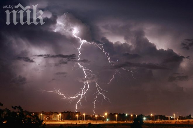 Топсиноптици: Дъжд, градушки и гръмотевици още поне 10 дни, слънцето ще пробие само веднъж!