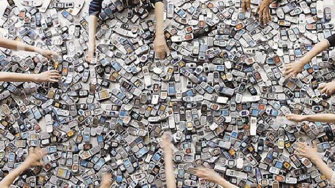 Безумие! Двама мъже загубиха живота си при изваждане на телефон от тоалетна