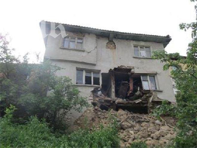 Напукана от земетресенията къща в Смолян едва не погреба цяло семейство (снимки)