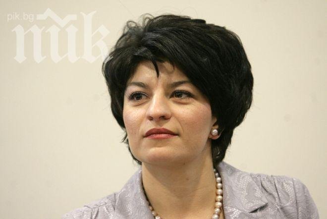 Деси Атанасова: Кабинетът крепи открадната власт, България няма време за губене