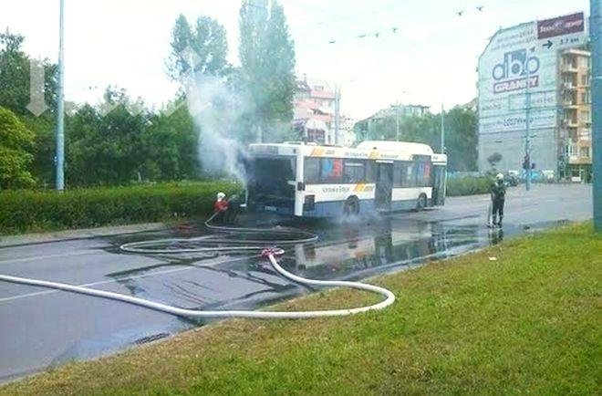 Пороят в София наводни автобус, докато вози пътници (видео)