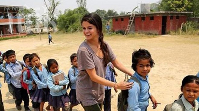 Селена Гомес лекува разбито сърце в Непал