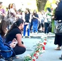 Старозагорци отрупаха улицата, където загина 4-годишният Паоло, с цветя и свещи (снимки)