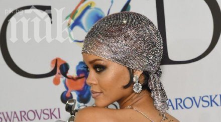 риана грабна приза модна икона носейки прозрачна рокля снимки