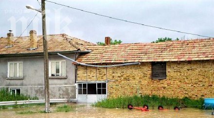 село априлово бедства близкият язовир изля снимки