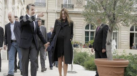 карла бруни пее путин