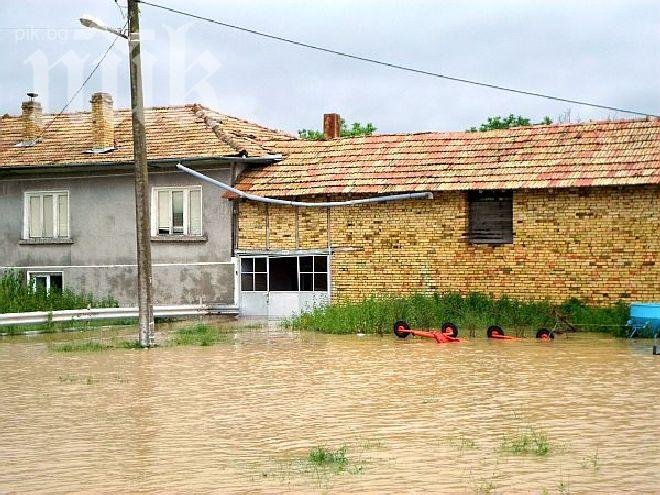 Село Априлово бедства, след като близкият язовир се изля върху него (снимки)