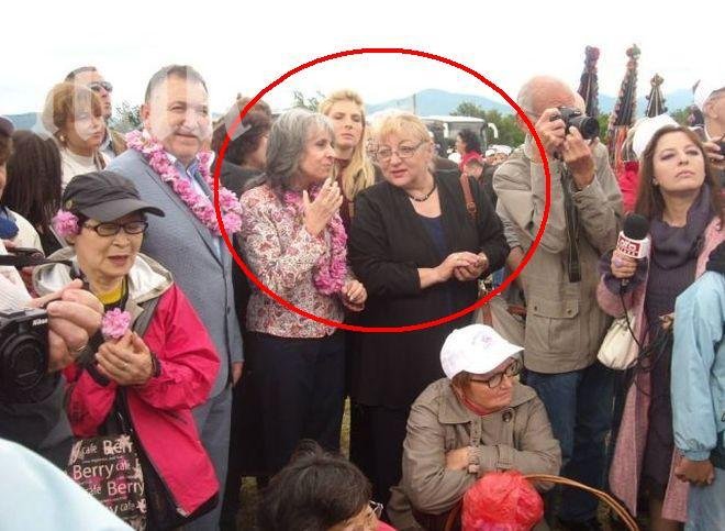 Изненада! Вижте как вицепрезидентът Попова празнува с депутатка от „Атака” Деня на розата!