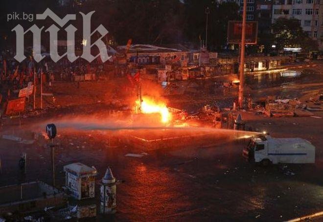 Сълзотворен газ и водни оръдия за годишнината на „Таксим”