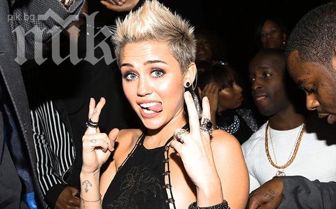 Мъж и жена нахлуха в къщата на Майли Сайръс, откраднаха „Мазерати” и бижута