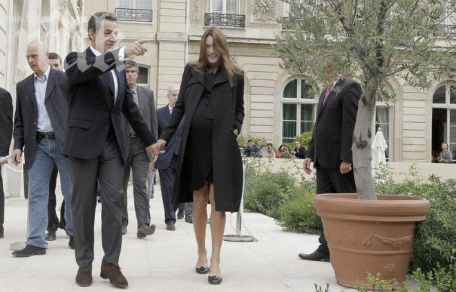 Карла Бруни ще пее на Путин
