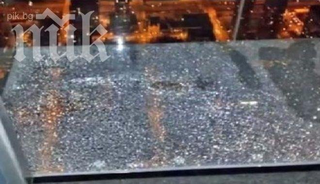 Туристи пищяха от ужас на 103-ия етаж, стъклен под се пропука под краката им (видео)