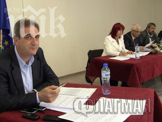 Кметът на Айтос се самозабрави, цяла година занимава общинските съветници с вилата си