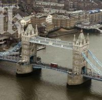 Пътнически кораб се вряза в Тауър Бридж