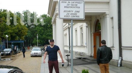 скунксът вече чака станишев парламента лидерът бсп продължава крие