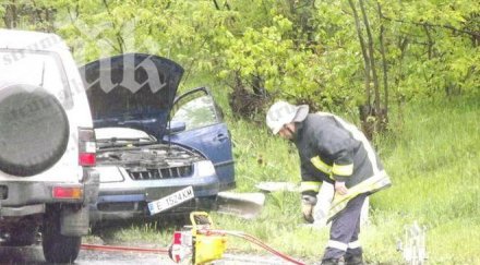 бмв заби багер шофьорът колата критично състояние