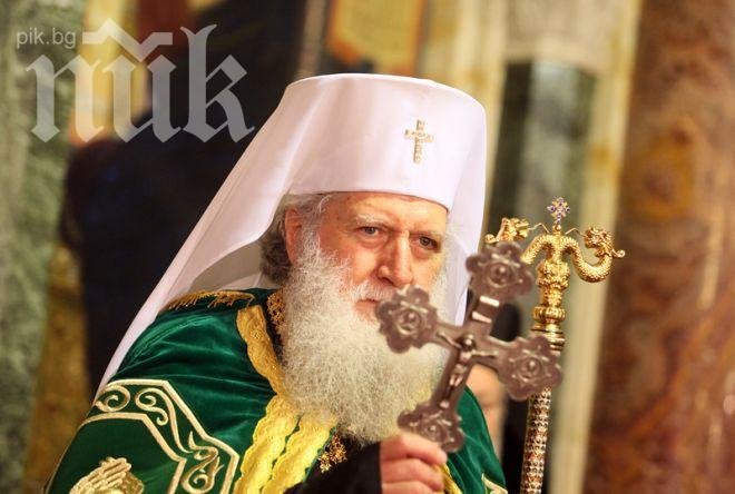 Патриарх Неофит изгледа филм на Найо Тицин и Горан Благоев