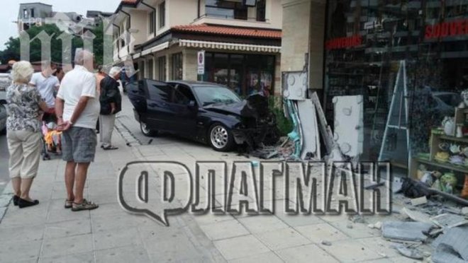 БМВ се вряза в магазин в Слънчев бряг (снимки)