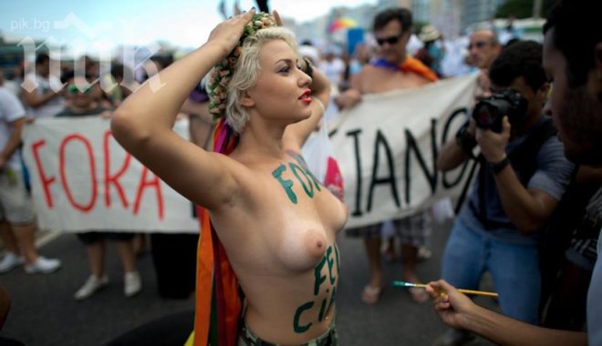 Голите активистки от Фемен скочиха срещу Фейсбук